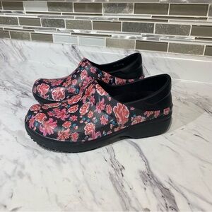 Crocs clogs Neria Pro II Graphic Floral Clogs nursing